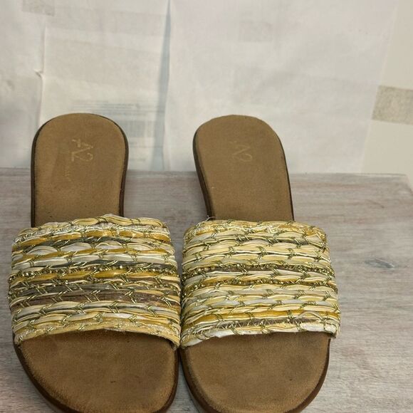 A2 By Aerosoles Tan and Gold Sandals with Woven Strap 8.5 new - Picture 1 of 5